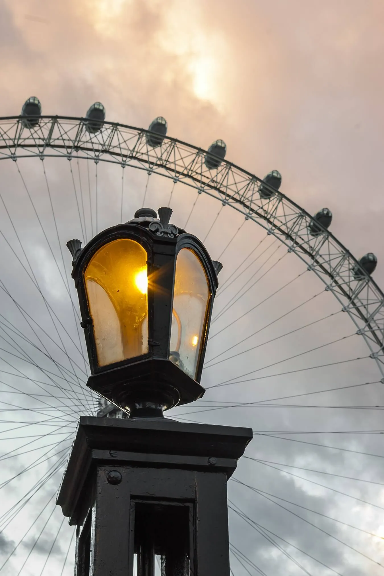 London Eye — South Bank Londyn London Eye — koło widokowe na South Bank nad Tamizą w Londynie