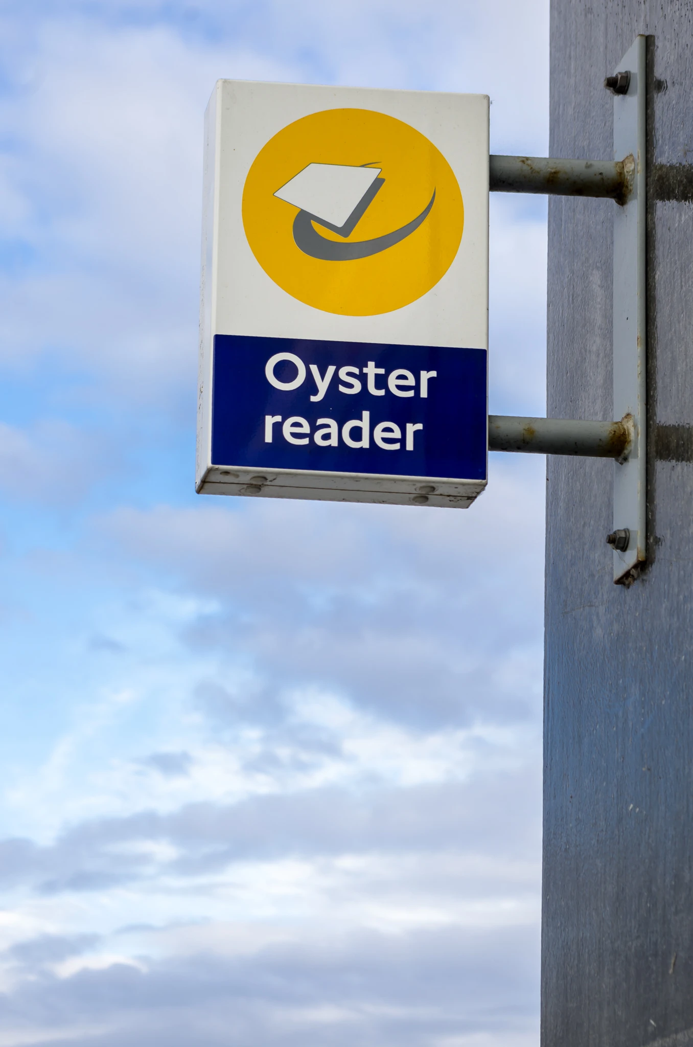 Oyster card — metro w Londynie Czytnik Oyster card na stacji metra — transport po Londynie bez samochodu