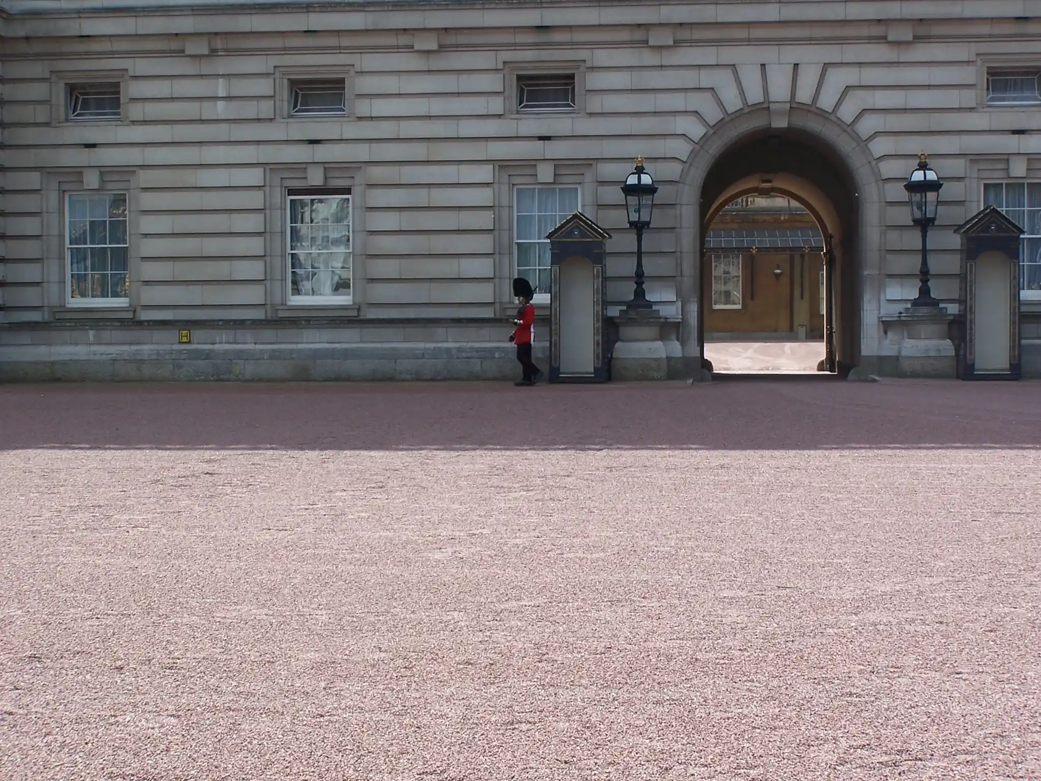 Pałac Buckingham — gwardzista królewski Gwardzista królewski przed Pałacem Buckingham w Londynie