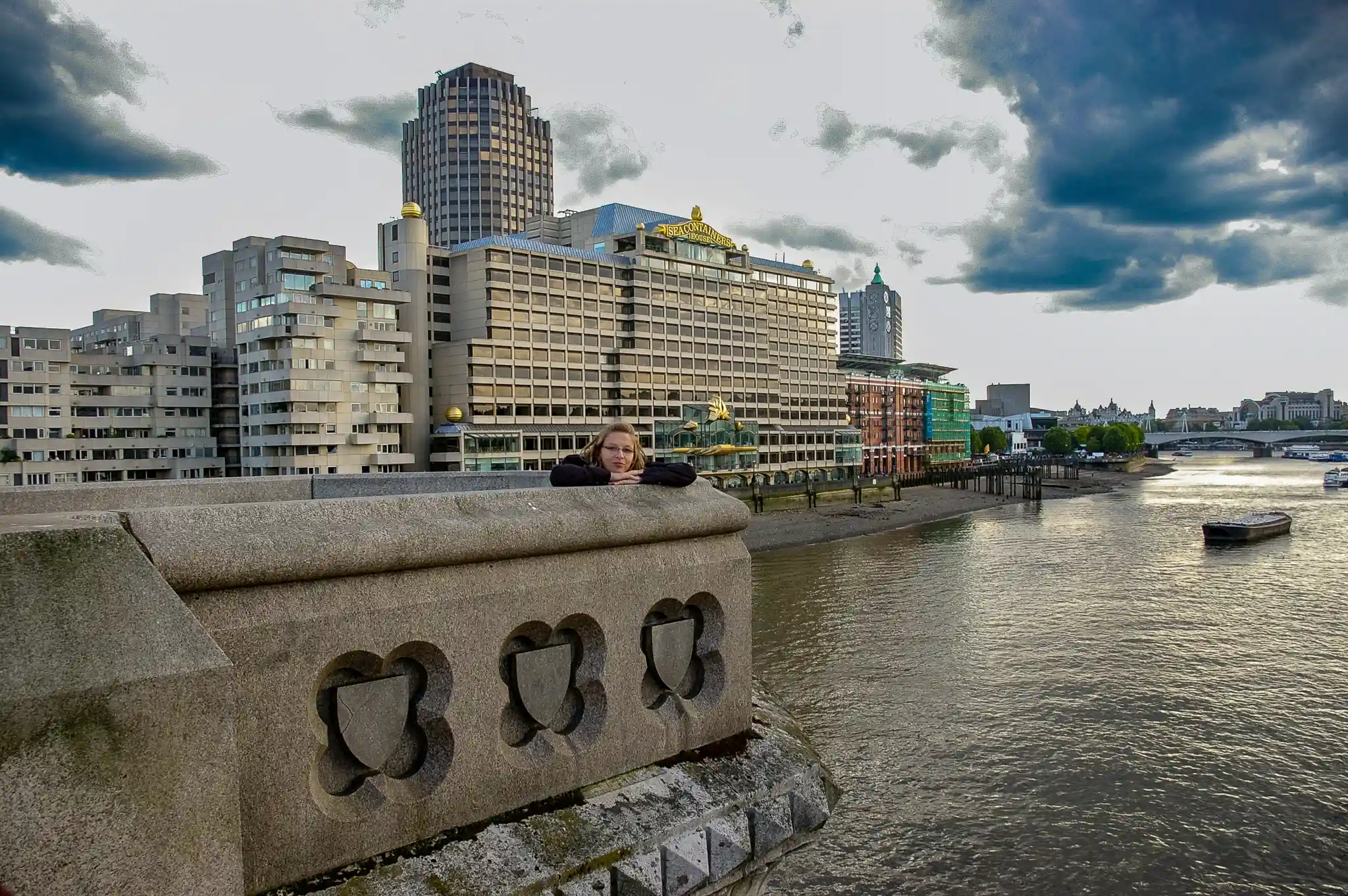 South Bank — Londyn bez samochodu Most nad Tamizą i panorama Londynu widziana z South Bank