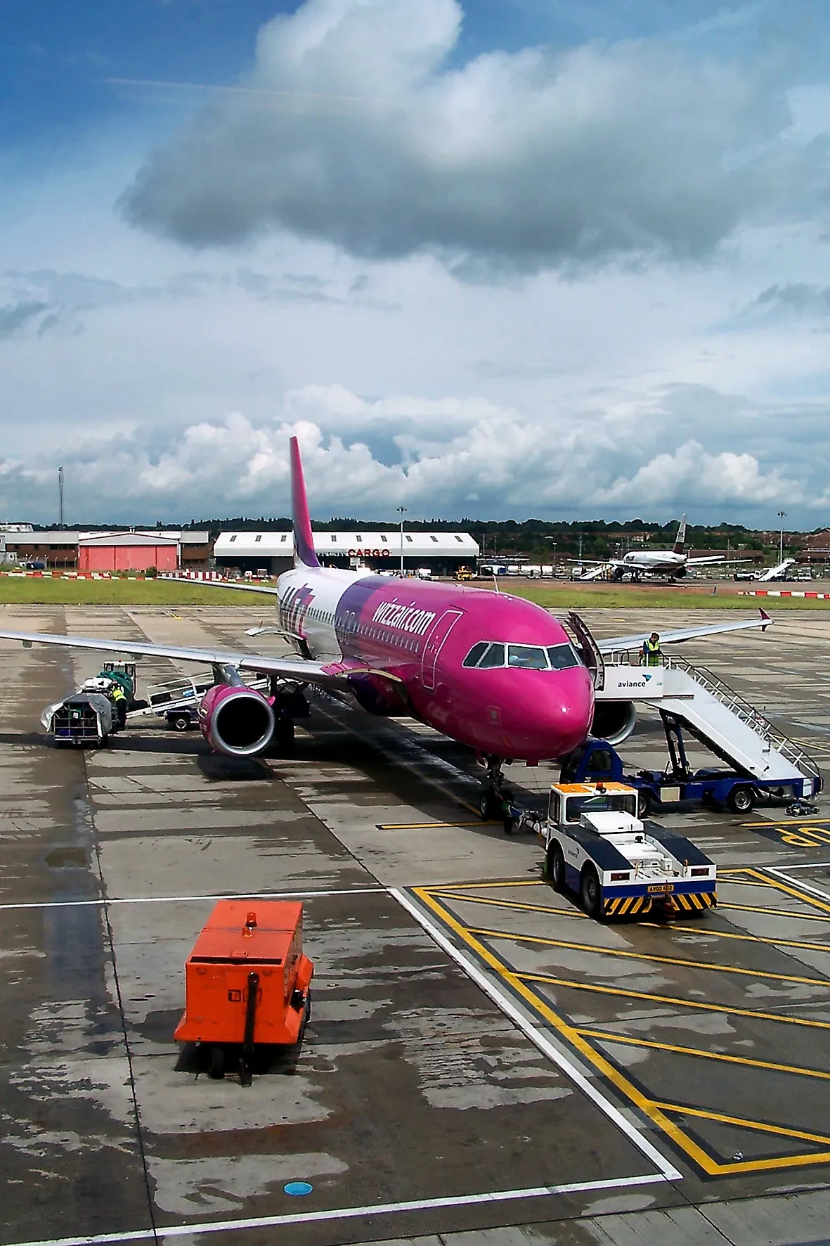 Wizz Air — lot do Londynu Samolot Wizz Air na płycie lotniska — lot do Londynu z Polski