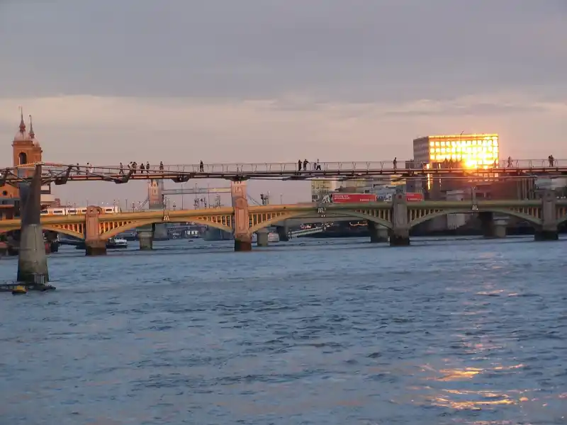 millennium bridge tamiza zachod slonca londyn