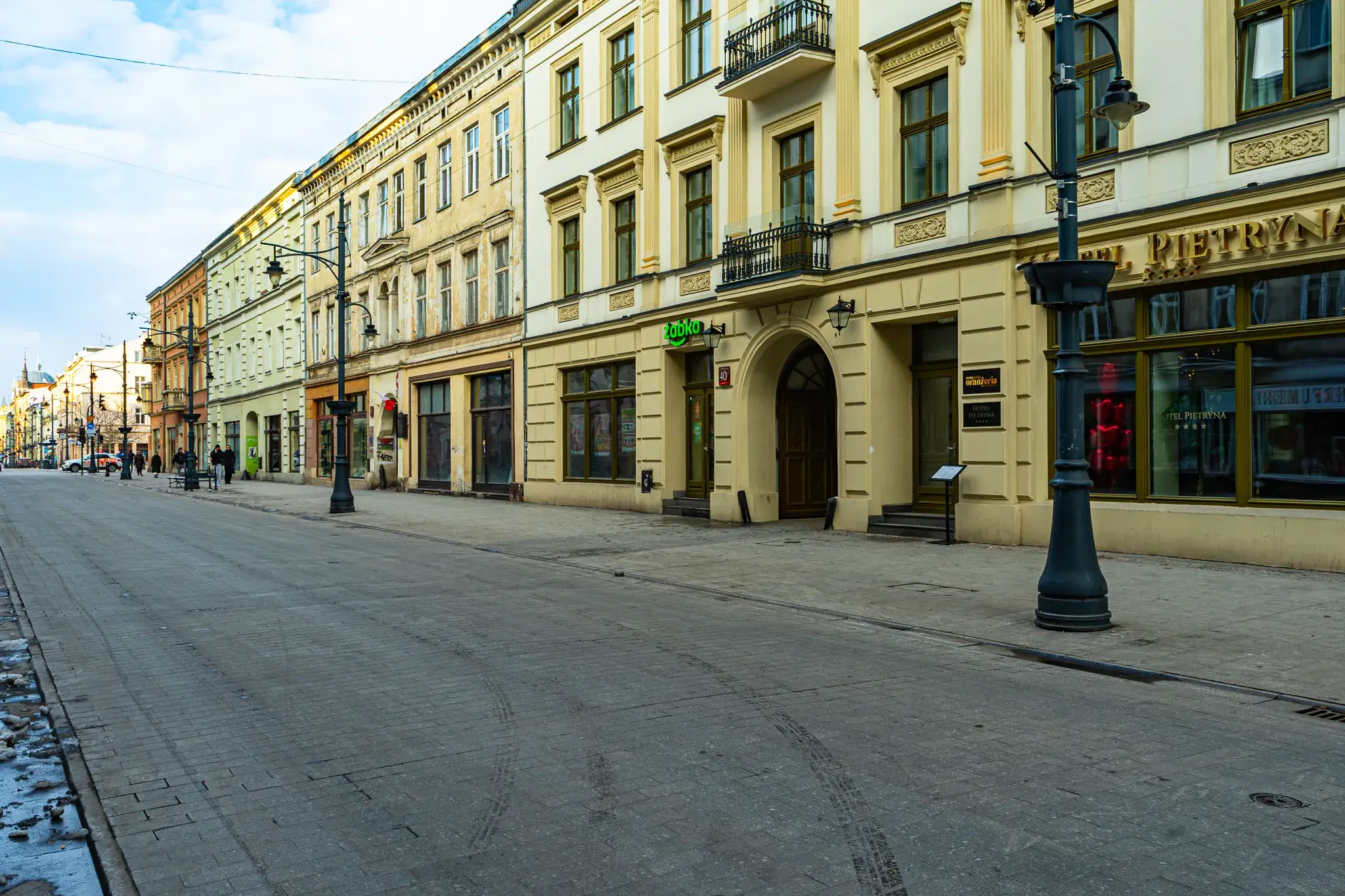 Niska zabudowa ulicy Piotrkowskiej