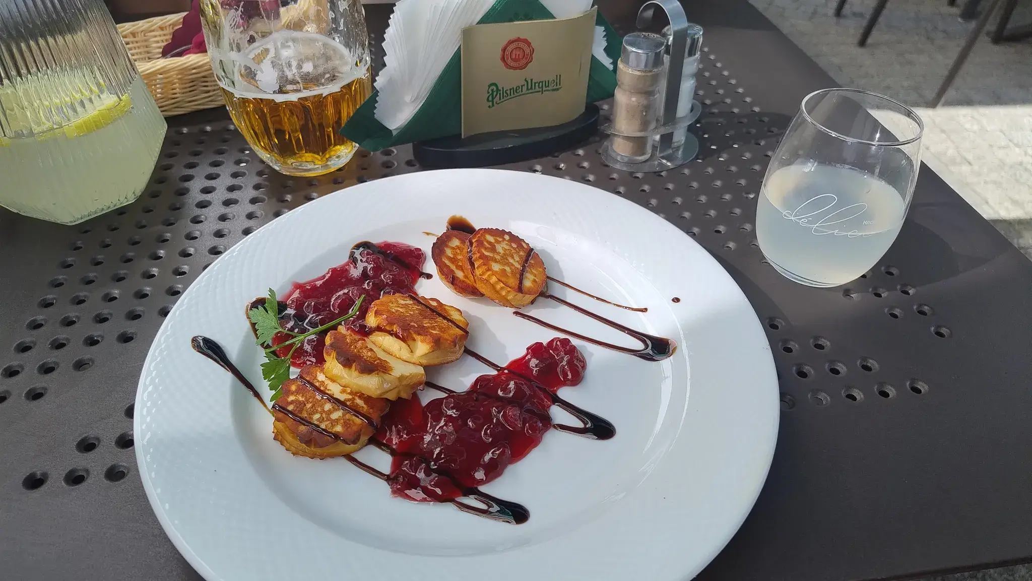 Krynicka Gastronomia Talerz z tradycyjnym góralskim daniem, np. kwaśnicą lub pierogami