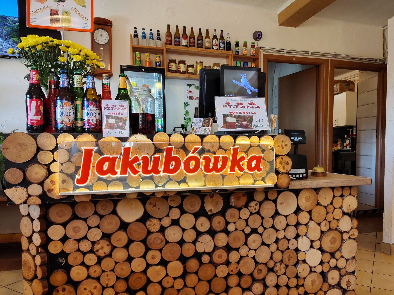 Bar z nalewkami Jakubówka w restauracji w Szczawnicy