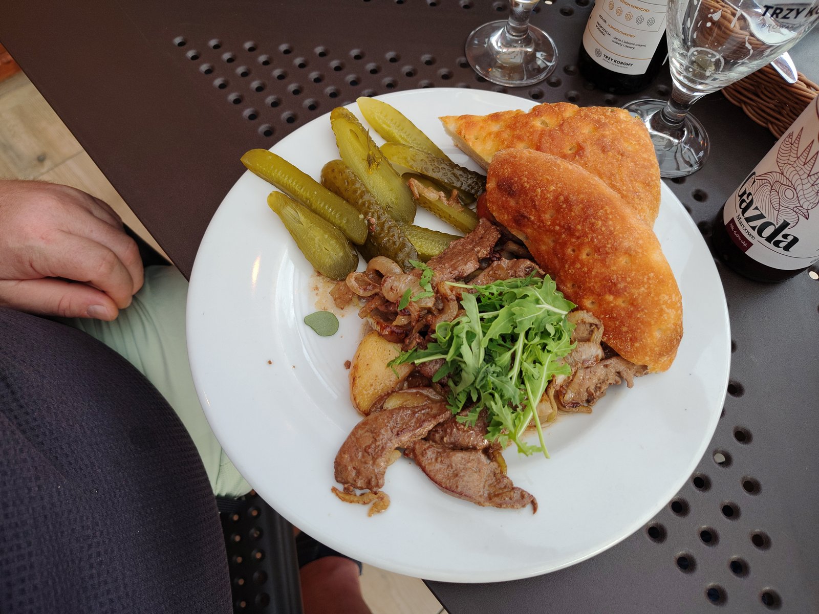Danie mięsne z pieczywem i ogórkami w restauracji U Zosi w Szczawnicy