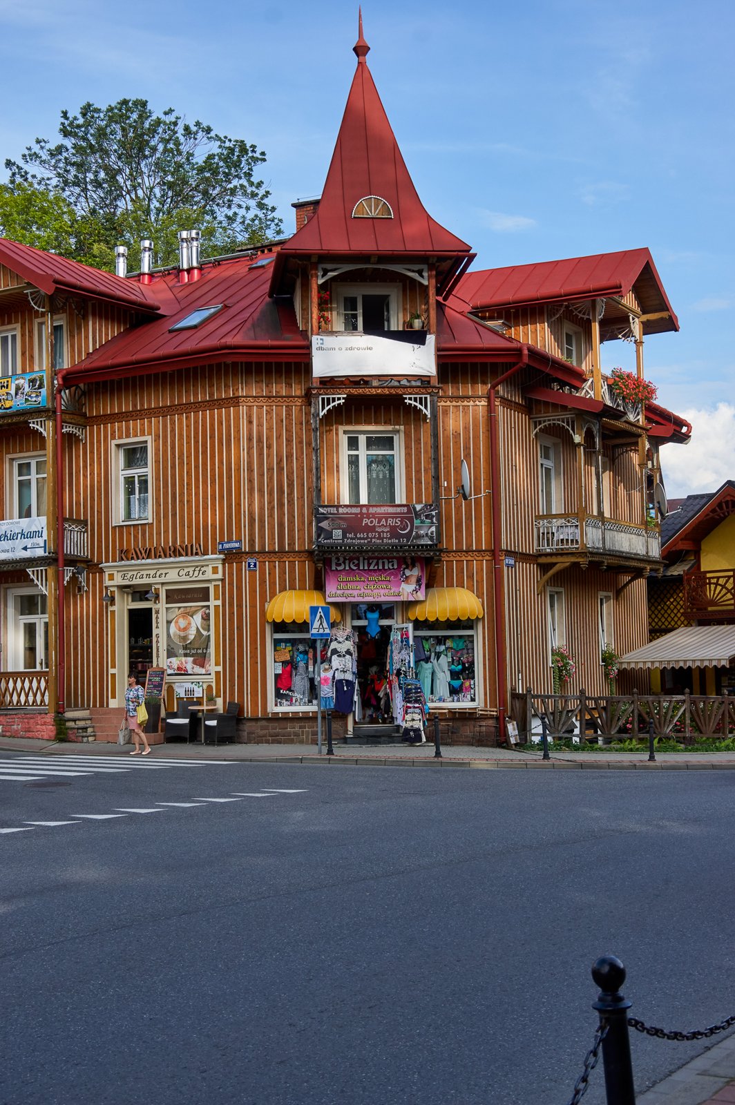 Zabytkowa drewniana kamienica z kawiarnią Eglander Caffe w Szczawnicy