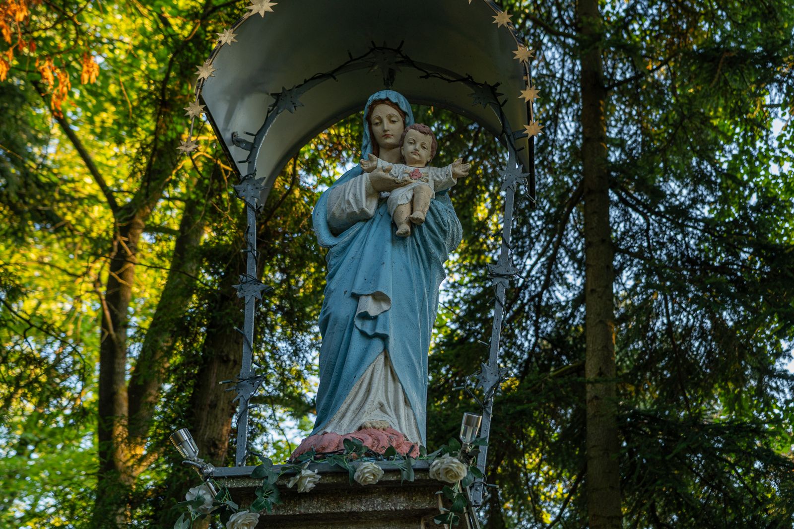 Przydrożna kapliczka z figurą Matki Boskiej z Dzieciątkiem w Szczawnicy