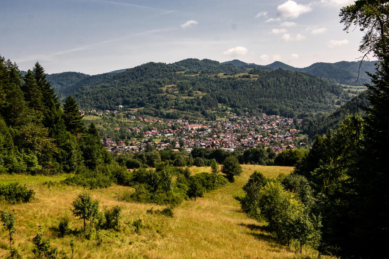 Panorama Szczawnicy widziana z górskiego szlaku