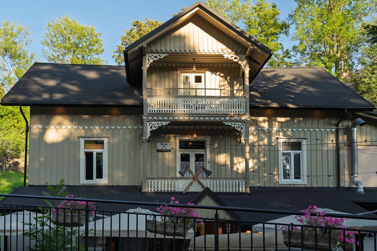 Drewniany budynek restauracji Pod Siekierami w Szczawnicy o zachodzie słońca