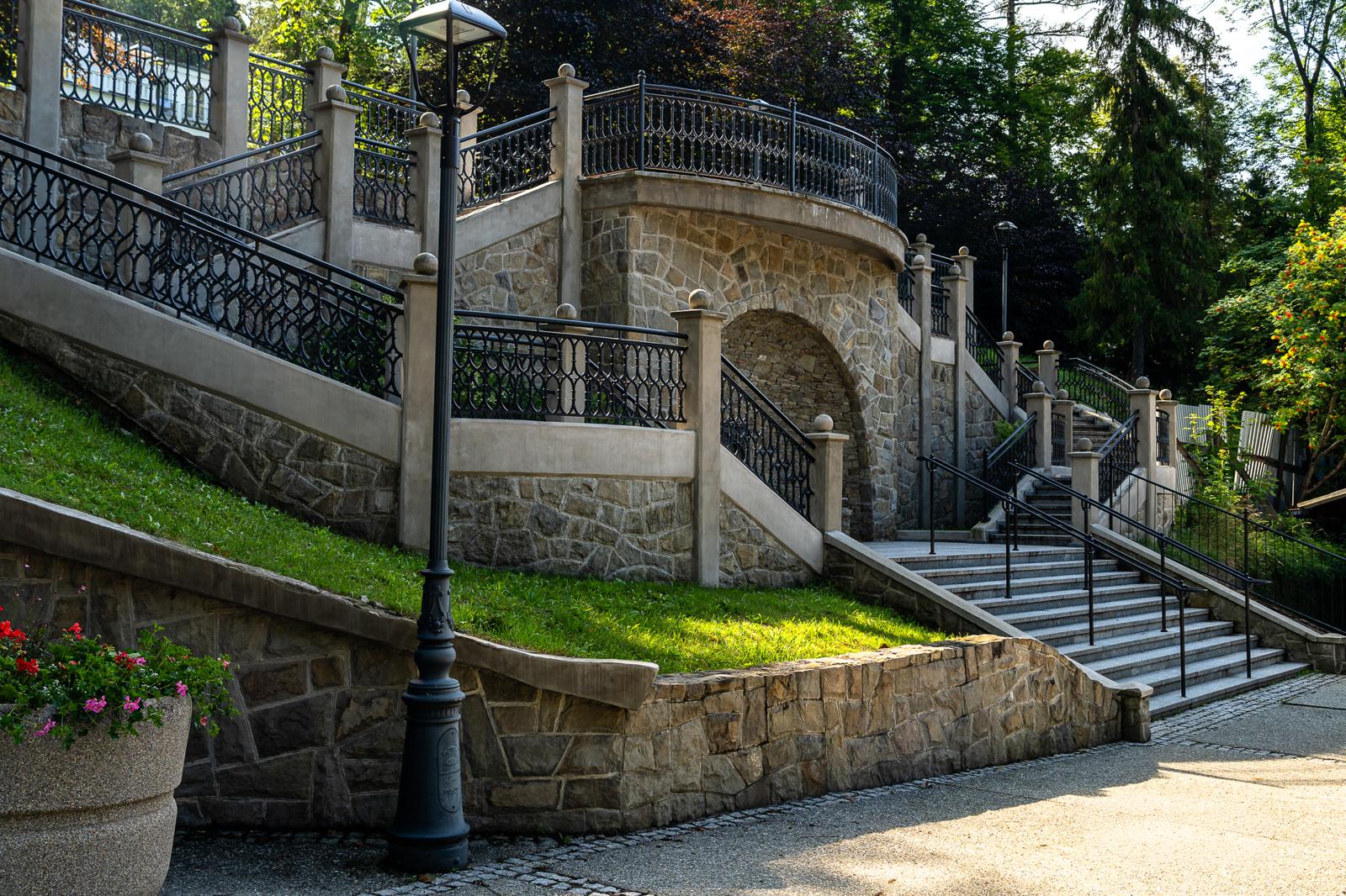 Zabytkowe schody z kamienną balustradą i latarnią w Szczawnicy