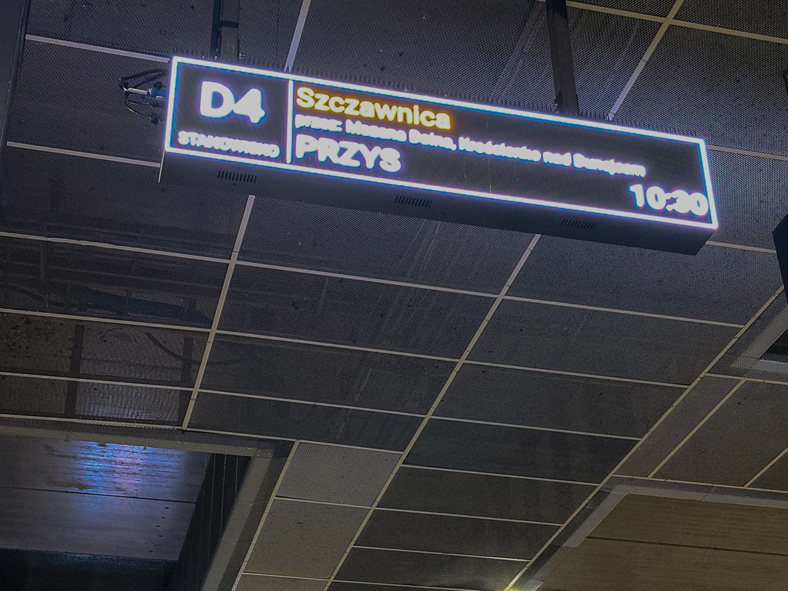 Tablica odjazdów autobusu do Szczawnicy na dworcu